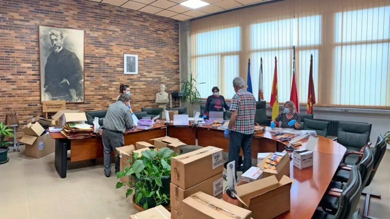 Un momento de la preparaci&oacute;n de los lotes de material did&aacute;ctico para los escolares empadronados en el municipio. / ALERTA