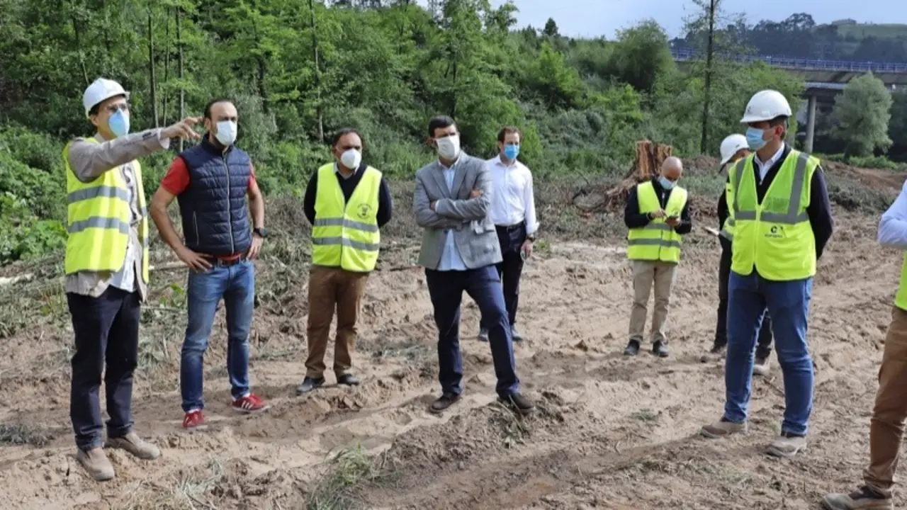 Autoridades y responsables de la empresa en el inicio de las obras. / ALERTA