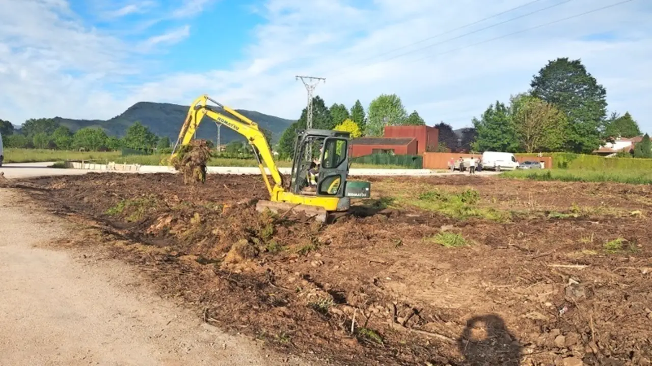 Una m&aacute;quina de escabar realiza labores de clausura del vertedero de vegetales de Ontoria. / Saja