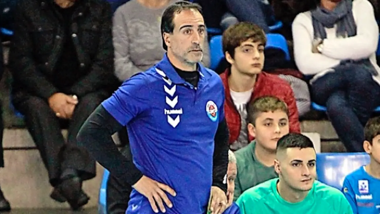 Rodrigo Re&ntilde;ones, en uno de sus &uacute;ltimos partidos como entrenador del Sinf&iacute;n. / ALERTA