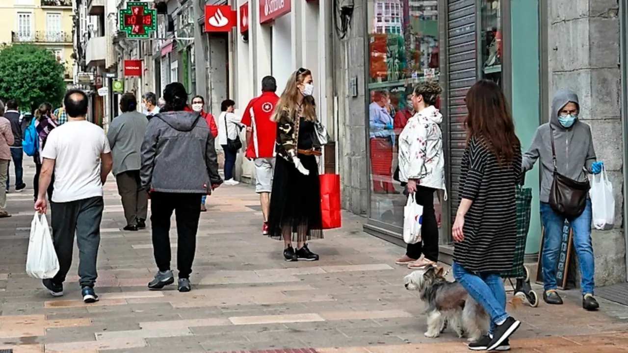 Varias personas caminan por una calle de Santander. / J. Ram&oacute;n