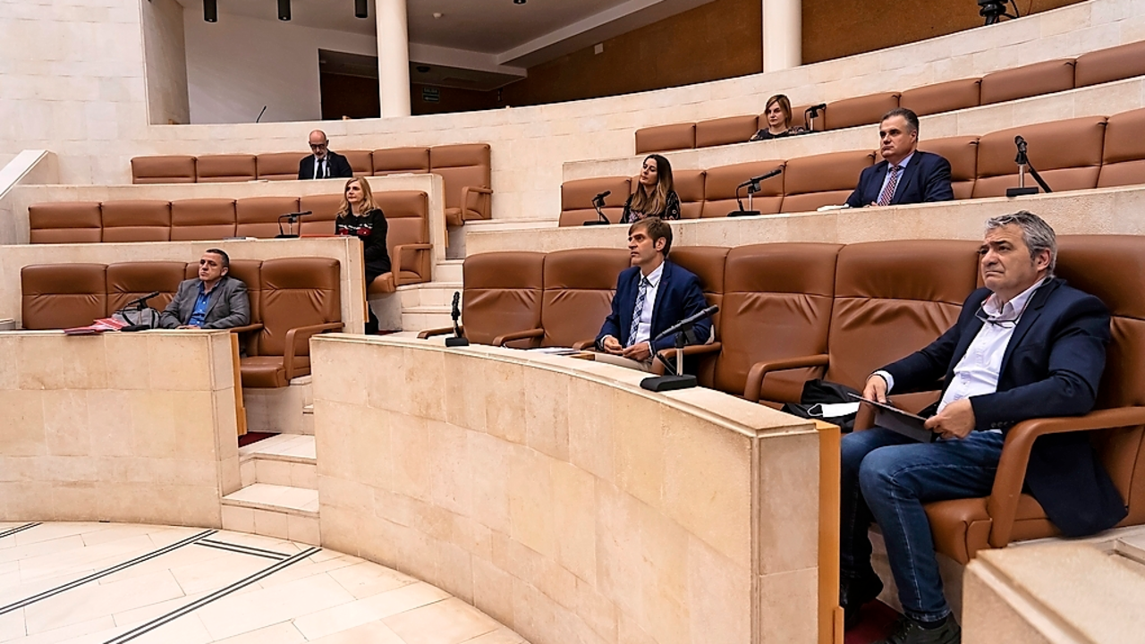 Carmona, Conde y S&aacute;nchez junto a los representantes de los grupos pol&iacute;ticos. / ALERTA