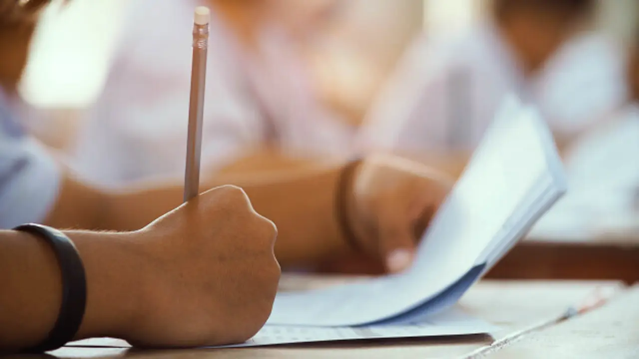 primer-plano-mano-estudiante-sosteniendo-lapiz-tomando-examen-aula-estres-prueba-educacion_73622-731