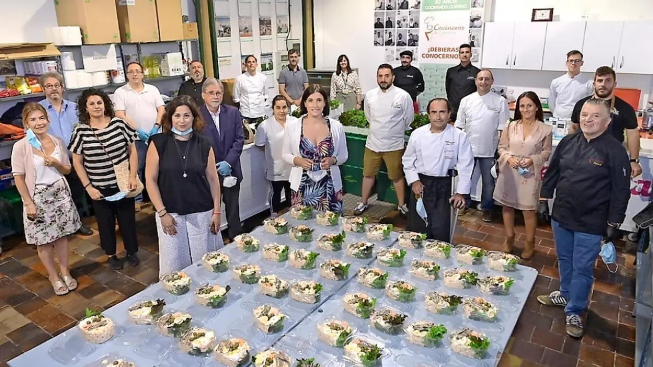 Las autoridades con algunos participantes en la iniciativa solidaria. / ALERTA