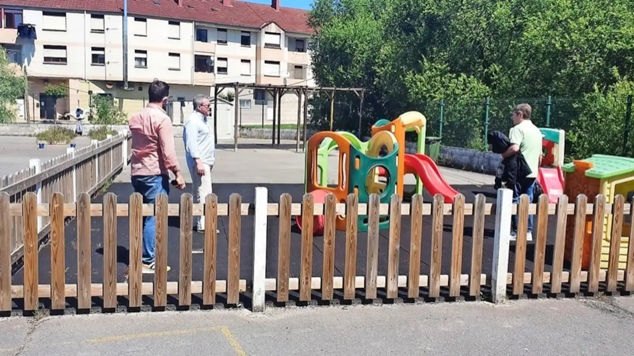 Autoridades durante su visita al colegio Bajo Pas. / ALERTA