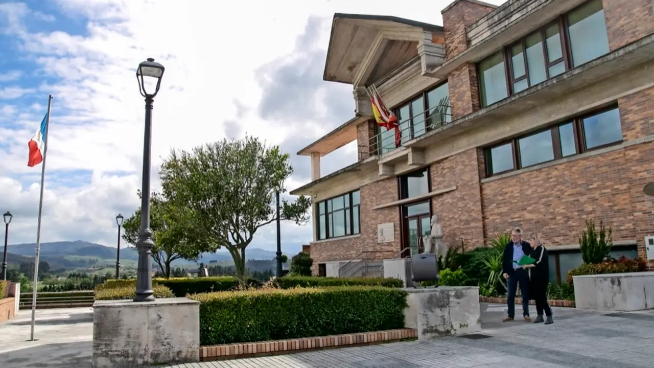 La alcaldesa revisa las nuevas luminarias con tecnolog&iacute;a Led que est&aacute; instalando el Ayuntamiento en distintos puntos del municipio. / ALERTA