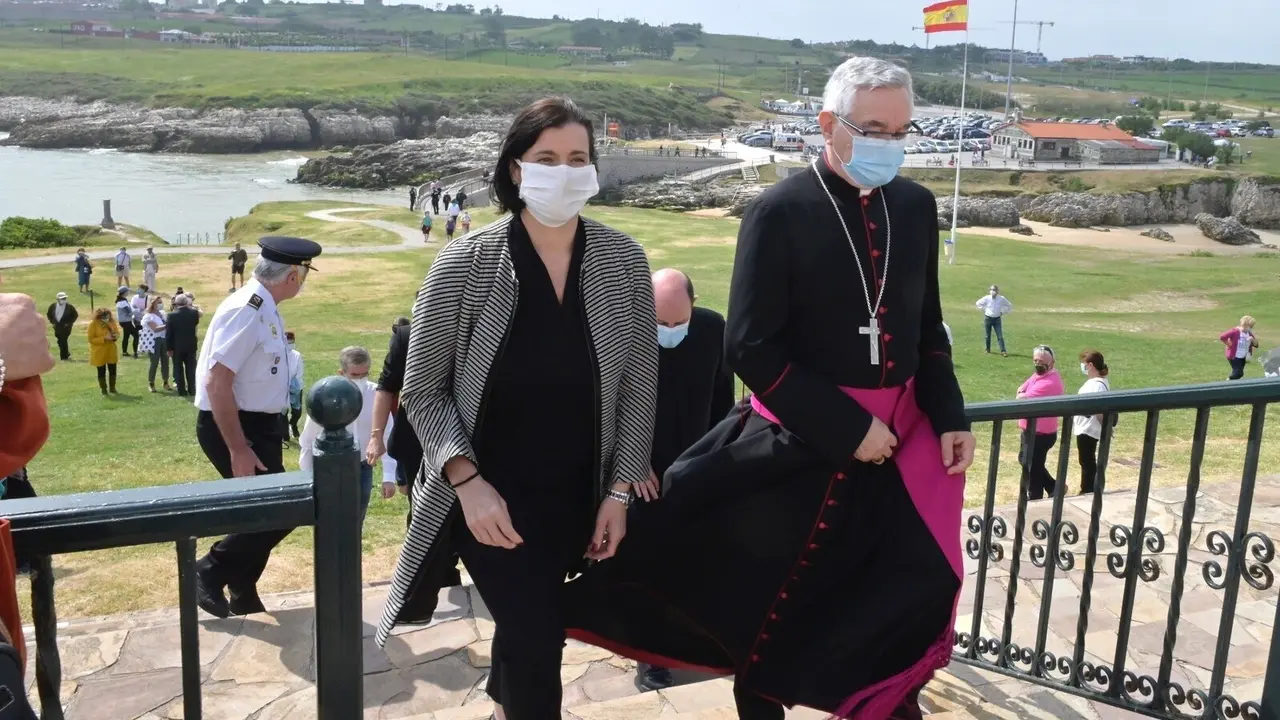 La alcaldesa de Santander, Gema Igual, y el obispo de Santander, Manuel S&aacute;nchez Monge, en la Virgen del Mar