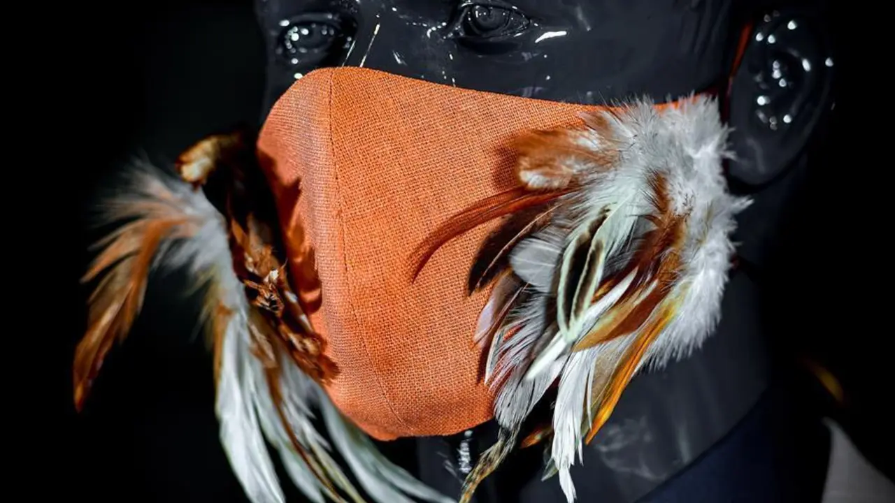 Accesorios con materiales naturales en un desfile de moda. EFE/EPA/SASCHA STEINBACH/Archivo