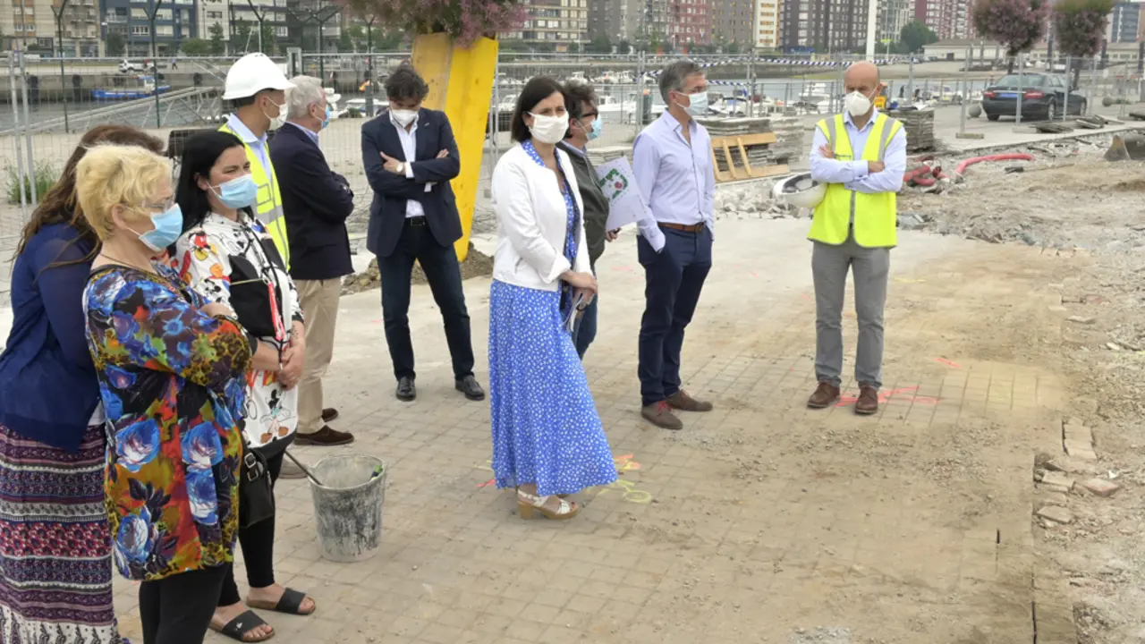 Gema Igual visita las obras de mejora en una zona del barrio Pesquero.