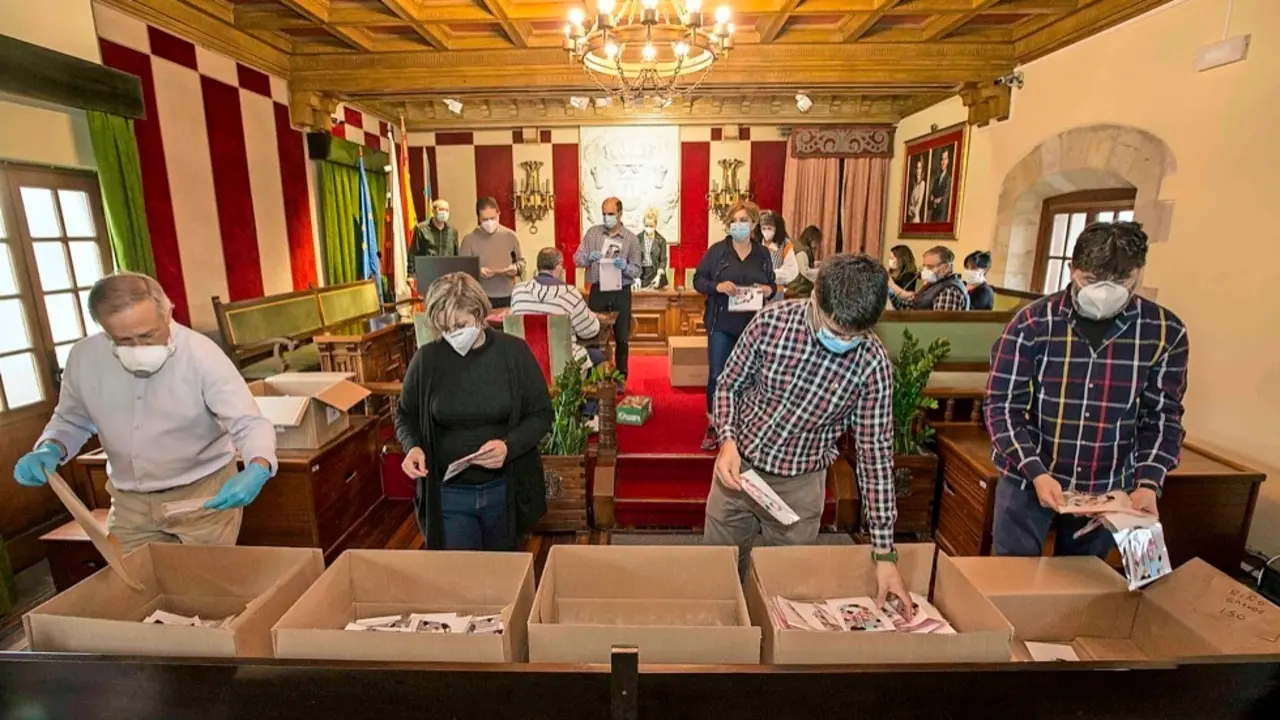 Autoridades municipales de Camargo durante un reparto de mascarillas durante la pandemia. / Alerta