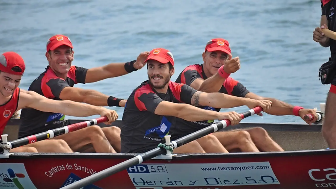 Los castre&ntilde;os Sergio Colino y Kike Vitoria, a bordo de &lsquo;La Marinera&rsquo;.