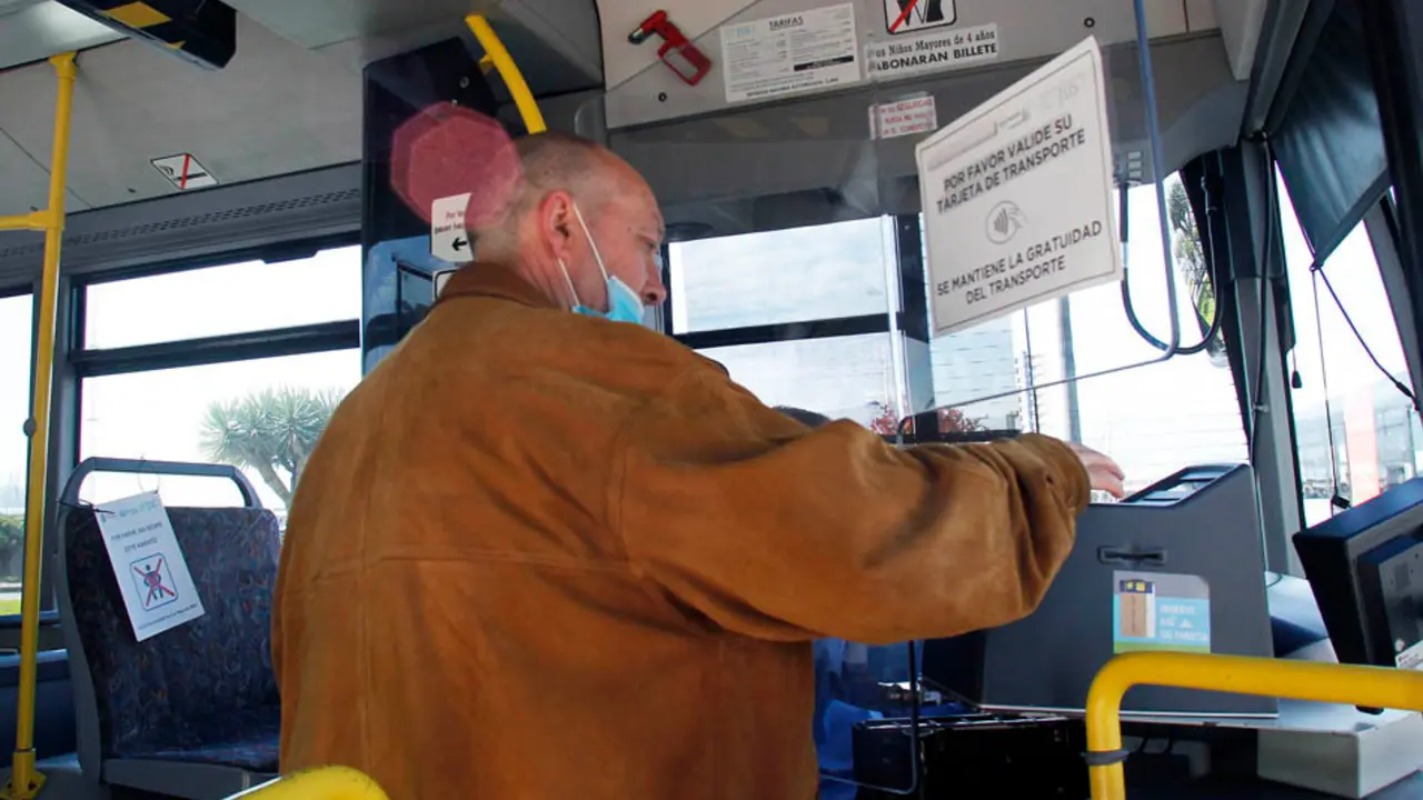 Una persona con mascarilla sube al autob&uacute;s en Santander. / J. RAM&Oacute;N
