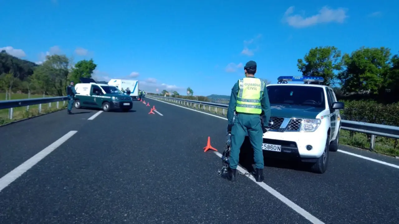 Control de tr&aacute;fico de la Guardia Civil.