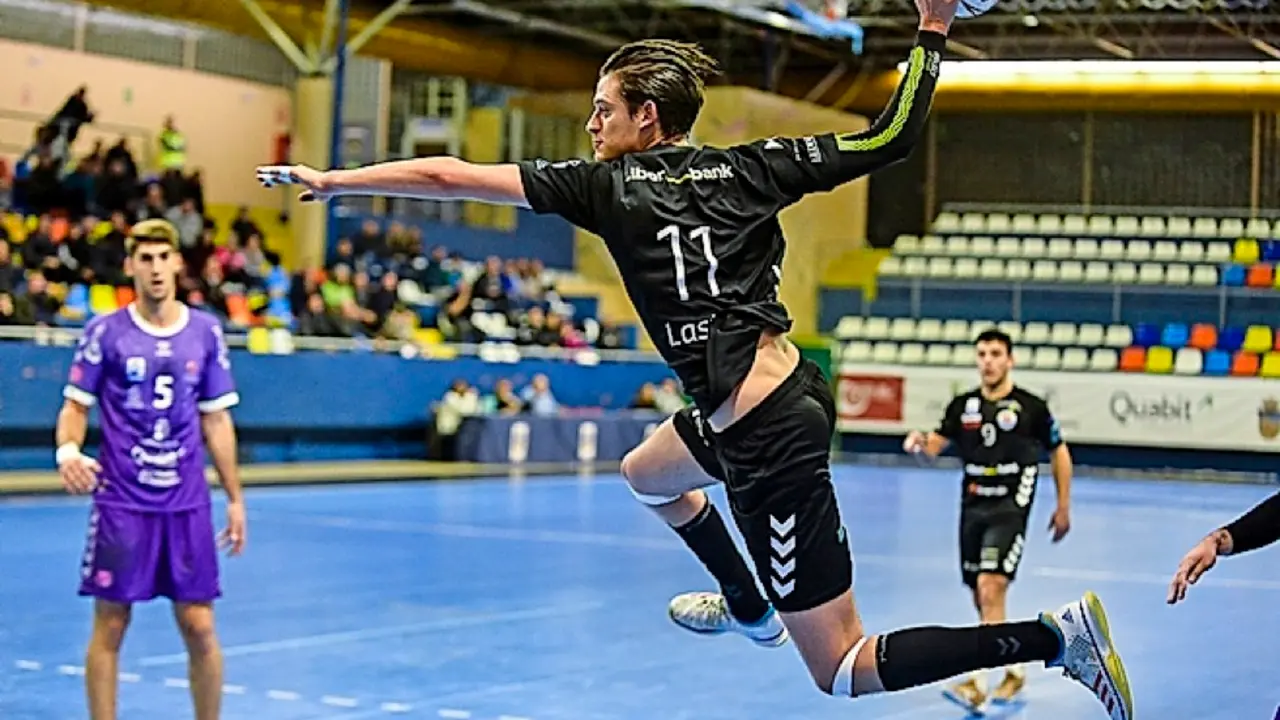 Carlos Lastra, a punto de marcar un gol para su equipo. / ALERTA