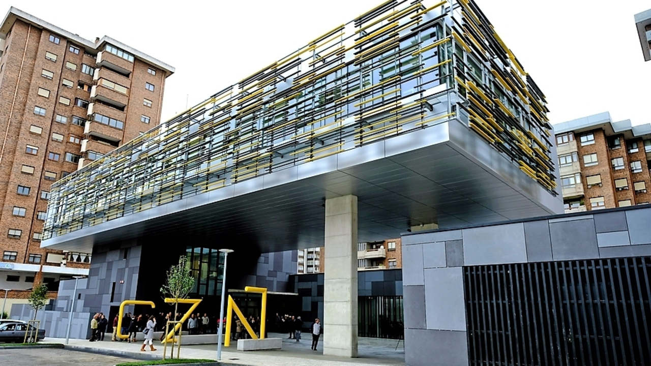 Centro C&iacute;vico de Cazo&ntilde;a. / ALERTA