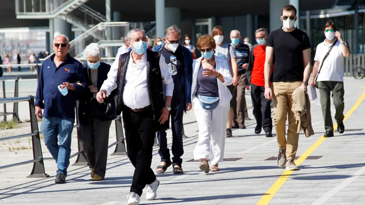 Varias personas con mascarilla caminan por el Paseo Pereda de Santander. / J. Ram&oacute;n