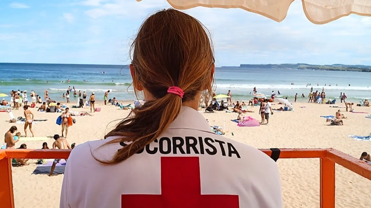 Una socorrista de Cruz Roja vigilando una playa. / alerta