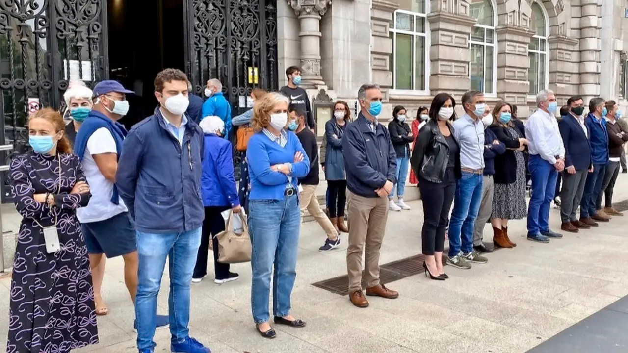 Autoridades y vecinos durante el minuto de silencio frente al Ayuntamiento. / ALERTA