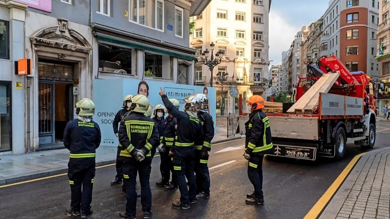 Los bomberos observando el edificio. / Aguilera