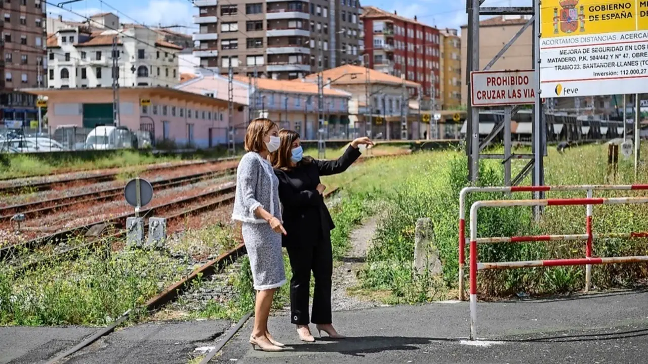 S&aacute;enz de Buruaga y Fern&aacute;ndez Teijeiro en la estaci&oacute;n de Torrelavega. / ALERTA
