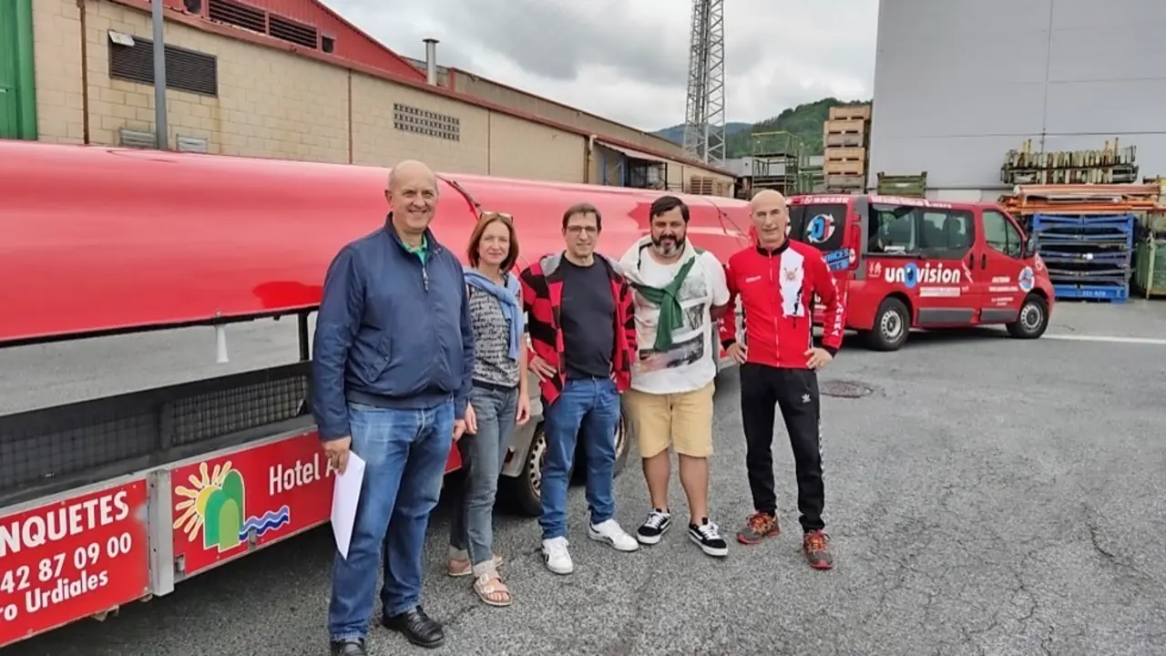La nueva &lsquo;La Marinera&rsquo; ya est&aacute; en Castro.En la imagen, de izquierda a derecha, se puede ver a Fernando Ruiz, Ainhoa Amilibia, Goio Vilar, Gorka Linaza y Marcos Muro.
