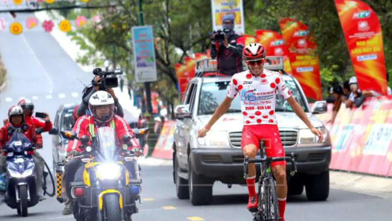 El c&aacute;ntabro Javier Sard&aacute; a su llegada a meta. / EFE