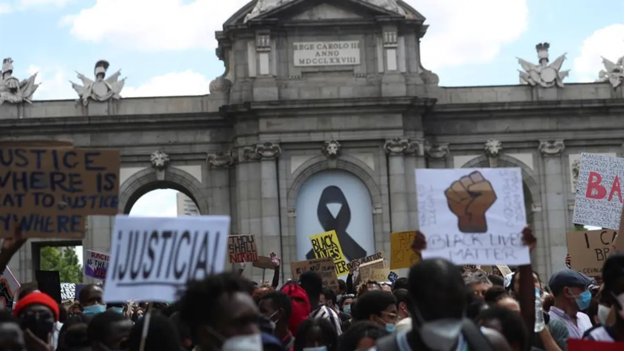 Manifestantes durante la concentraci&oacute;n convocada en Madrid por la Comunidad negra africana y afrodescendiente en Espa&ntilde;a (CNAAE) contra el racismo, tras la muerte del ciudadano afroamericano, George Floyd, durante su detenci&oacute;n por la polic&iacute;a de Minneapolis. EFE/ Rodrigo Jim&eacute;nez