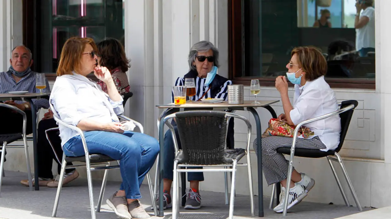 Varias personas disfrutan de la terraza en la segunda playa del Sardinero, Santander. / J. Ram&oacute;n
