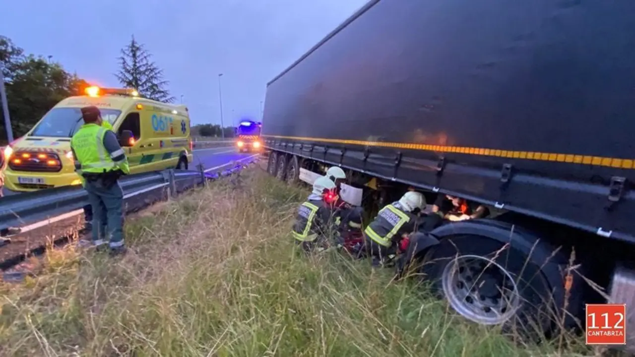 Cami&oacute;n accidentado en la A-8