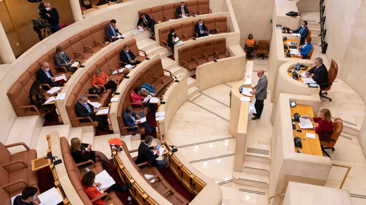 Pleno de el parlamento cantabro.
del 8 de junio. / J.RAM&Oacute;N