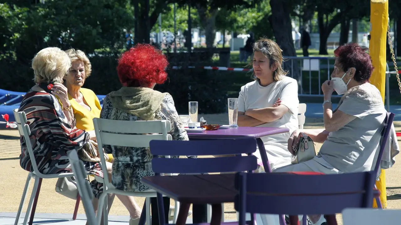Un grupo de mujeres disfrutan de la terraza en los Jardines de Pereda, Santander./ J. Ram&oacute;n