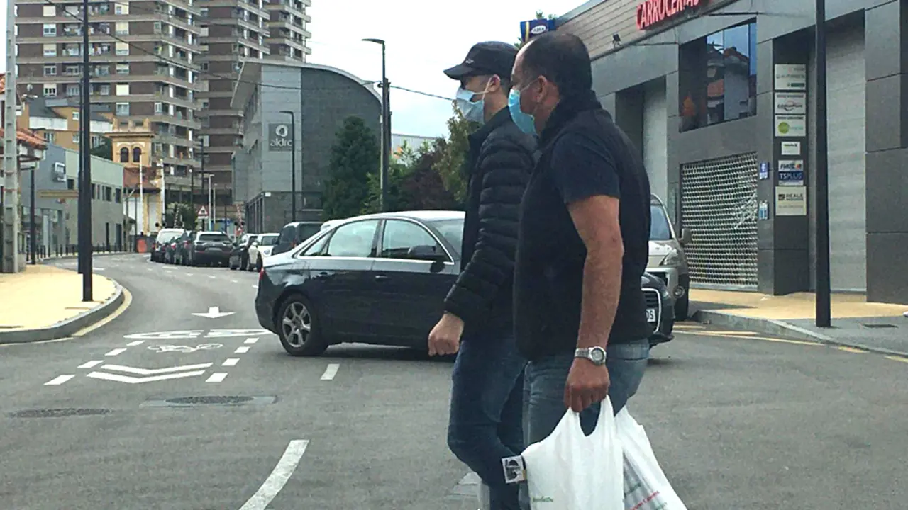 Dos personas cruzan la Paseo Ni&ntilde;o en Torrelavega. / S. D.