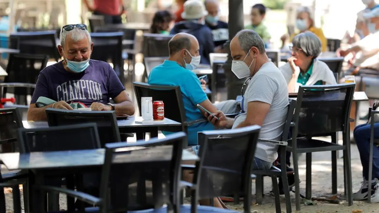 Vista del ambiente en una terraza.-EFE/Chema Moya