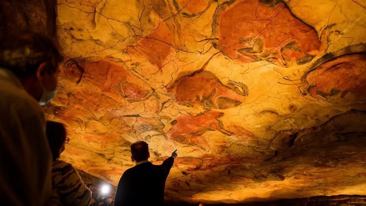 Varias personas visitan la Neocueva en el Museo Nacional y Centro de Investigaci&oacute;n de Altamira, que ha reabierto sus puertas limitando el aforo, sin actividades culturales y sin visitas guiadas, este martes, en la localidad c&aacute;ntabra de Santillana del Mar, tras un par&oacute;n de casi tres meses. EFE/Pedro Puente Hoyos