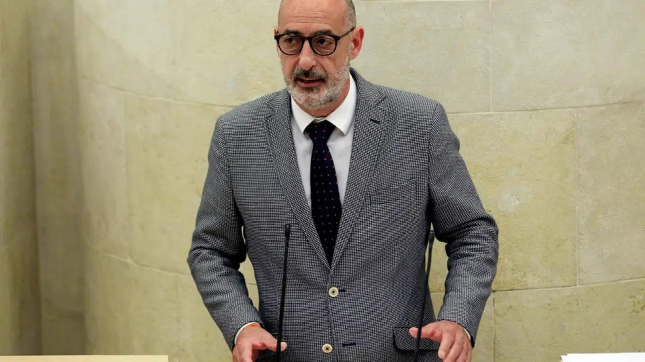 El diputado por Ciudadanos, F&eacute;lix &Aacute;lvarez durante el pleno de ayer. / J. RAM&Oacute;N
