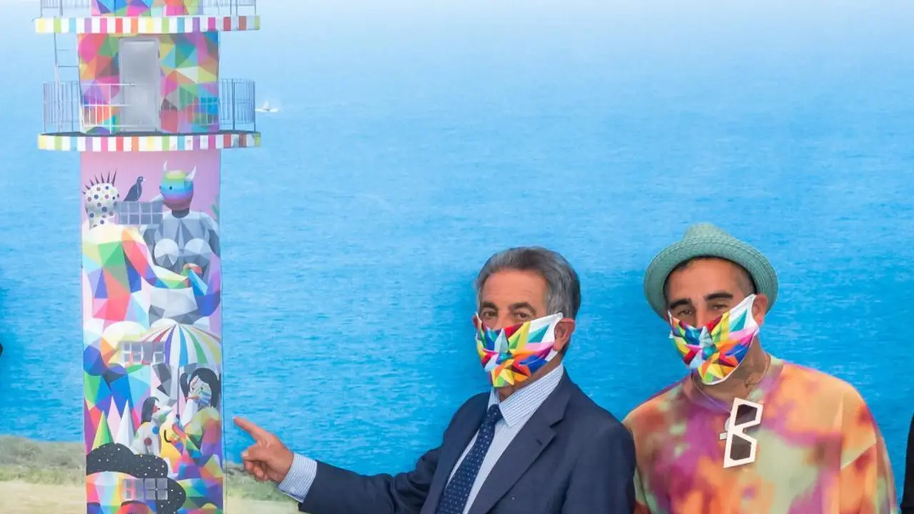 El presidente del Gobierno, Miguel &Aacute;ngel Revilla, asiste a la presentaci&oacute;n de la intervenci&oacute;n art&iacute;stica del Faro de Ajo por parte de Okuda. /  Ra&uacute;l Lucio / ARCHIVO
