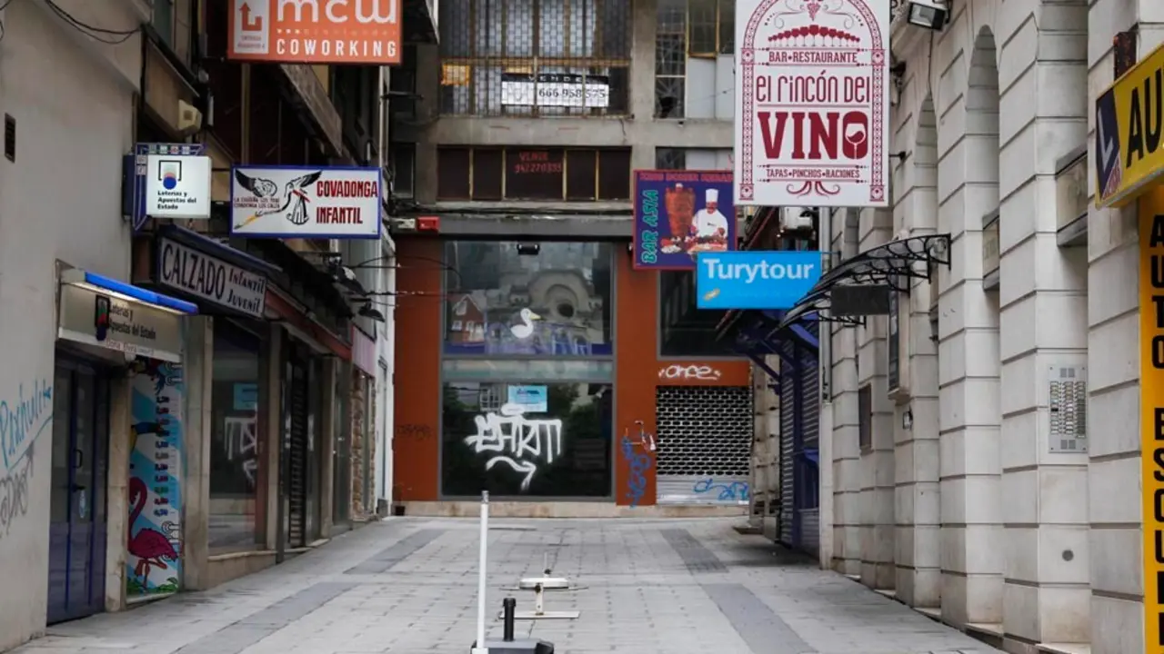 Varios establecimientos cerrados en la Calle Cuesta, Santander. / J. Ram&oacute;n
