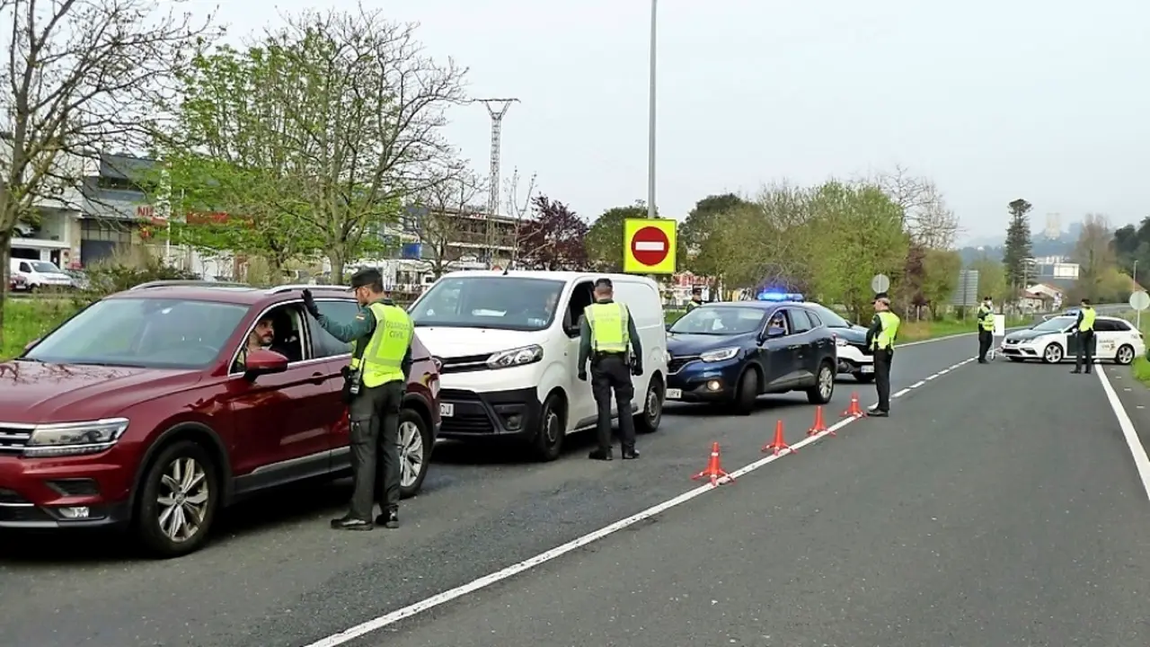 La Guardia Civil ha establecido hoy mi&eacute;rcoles puntos de control en carreteras c&aacute;ntabras para evitar los posibles desplazamientos que pueden producirse desde el Pa&iacute;s Vasco, por el Puente del D&iacute;a del Padre, a la segunda residencia de sus ciudadanos en Cantabria, con el fin de evitar propagaci&oacute;n del coronavirus. EFE/Miguel Ramos