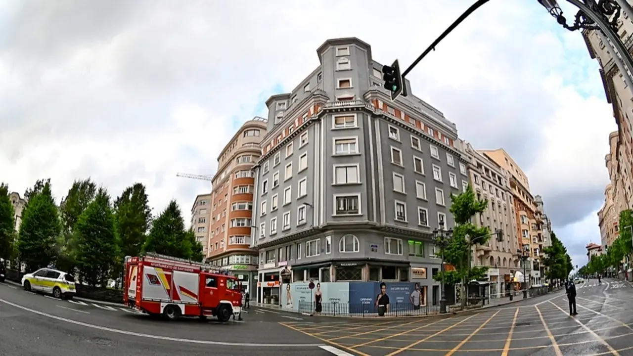 El edificio afectado, en primer t&eacute;rmino, el pasado jueves, cuando se detect&oacute; el problema. / archivo alerta-hardy