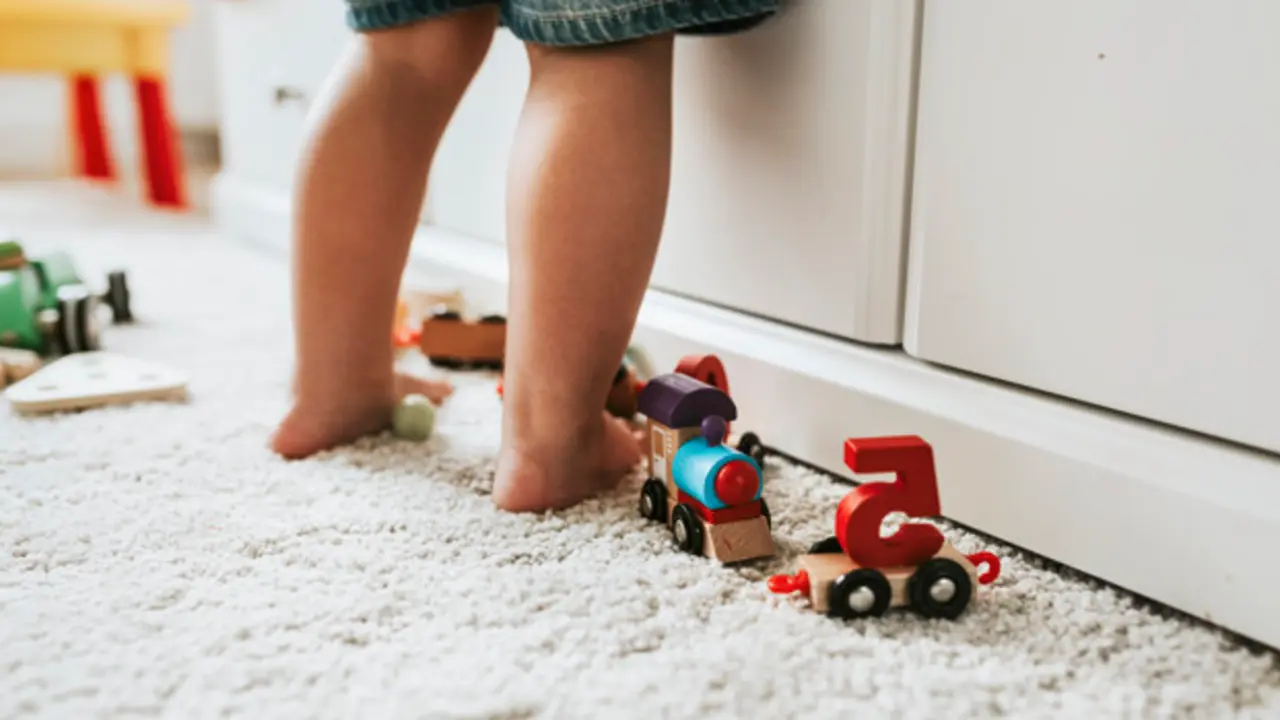 Vista de las piernas de un ni&ntilde;o en una guarder&iacute;a. / S.D.
