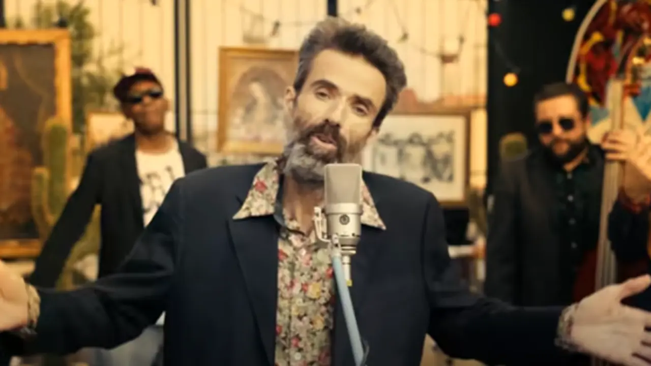 El cantante en su &uacute;ltimo videoclip, 'Eso que t&uacute; me das'.