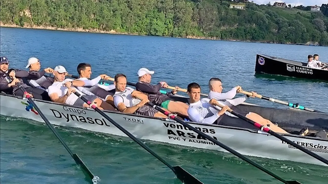 Los remeros de Pedre&ntilde;a vuelven por fin al agua con dos traineras.