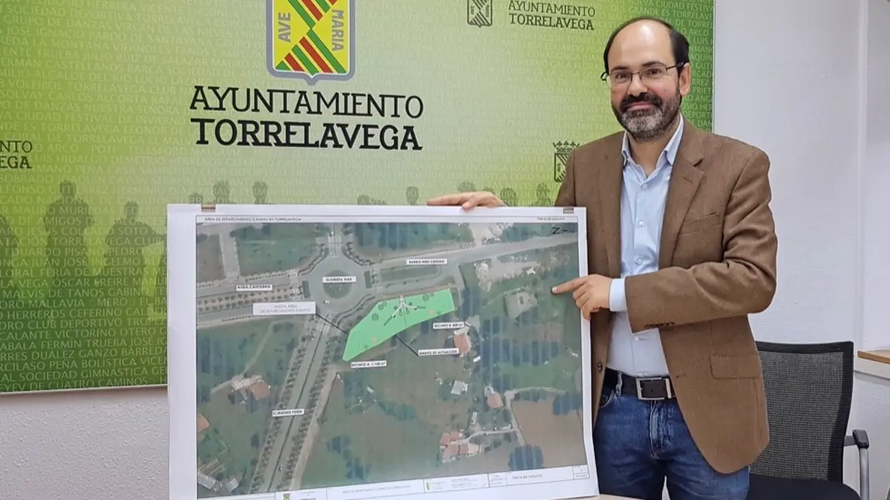 El concejal Jos&eacute; Luis Urraca presentando la zona donde se ubicar&aacute; el parque canino. / alerta