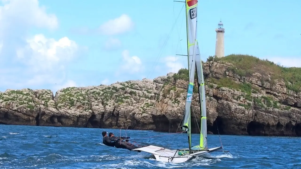 Diego Bot&iacute;n y Iago L&oacute;pez-Marra, entrenando en las cercan&iacute;as de la Isla de Mouro. / RFEV