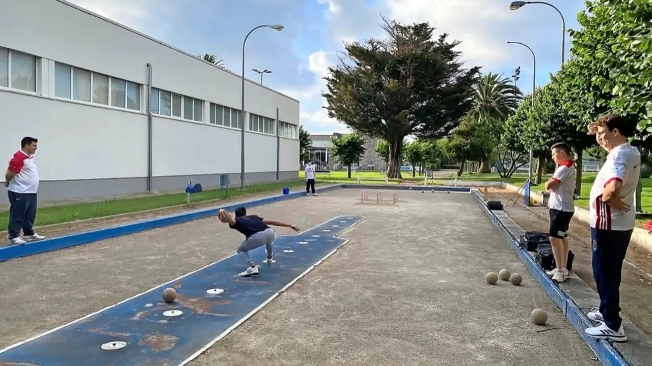 La Pe&ntilde;a Club Bansander ha retomado los entrenamientos en la bolera del Complejo Deportivo Ruth Beitia de La Albericia.