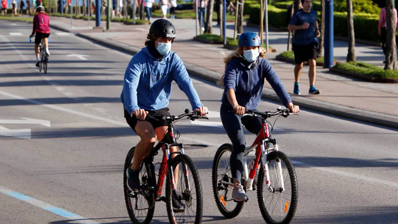Dos ciclistas con mascarilla por la calle Reina Victoria en Santander. / Jos&eacute; Ram&oacute;n