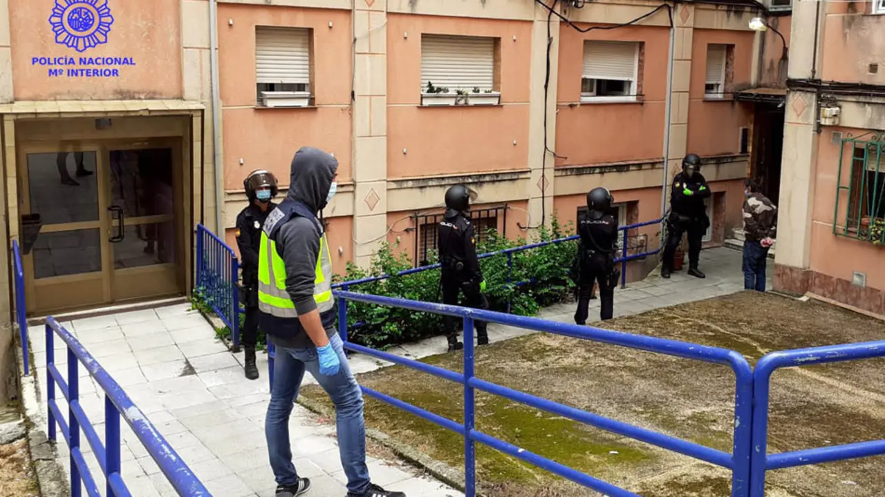 Varios agentes en el momento del operativo para el desmantelamiento del punto de droga.