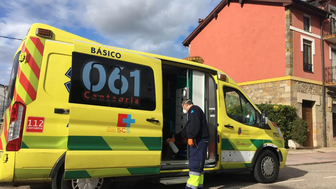 Un operario del O61 en Cantabria inspecciona la ambulancia, en Torrelavega. / S.D.