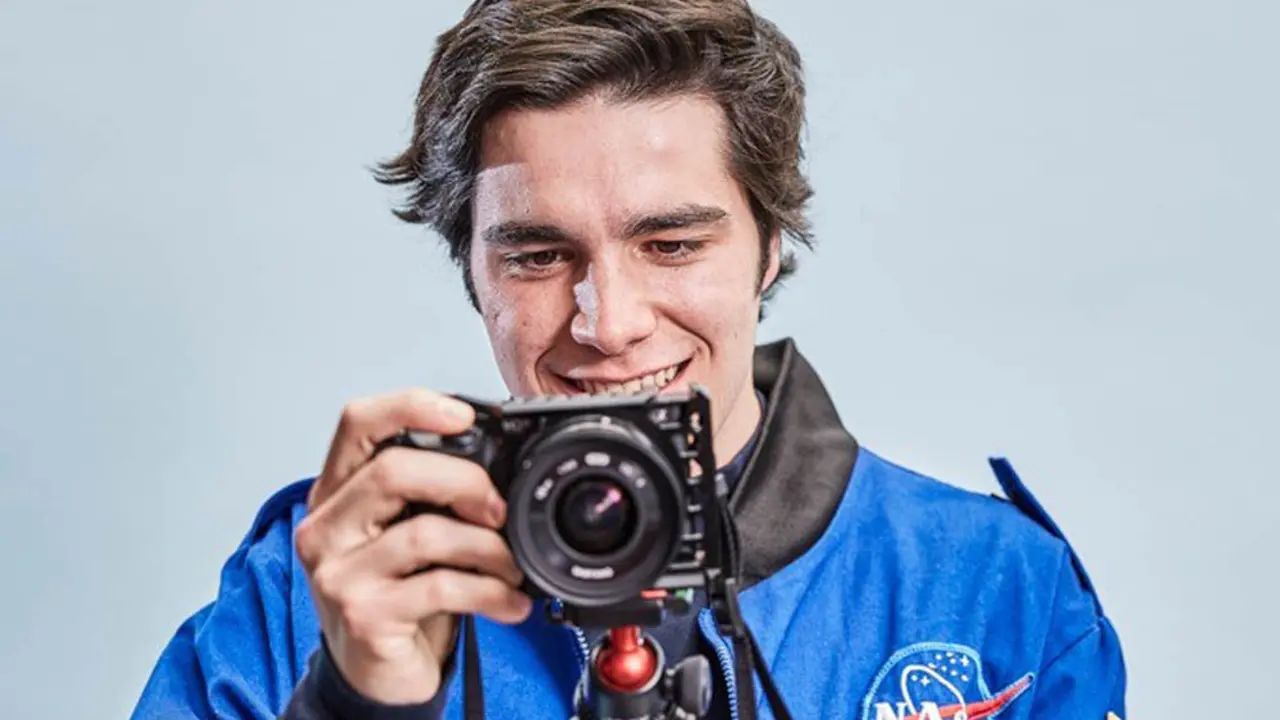 El j&oacute;ven empresario Jorge Branger realizando una fotograf&iacute;a y a su vez posando ante la c&aacute;mara. / J. branger