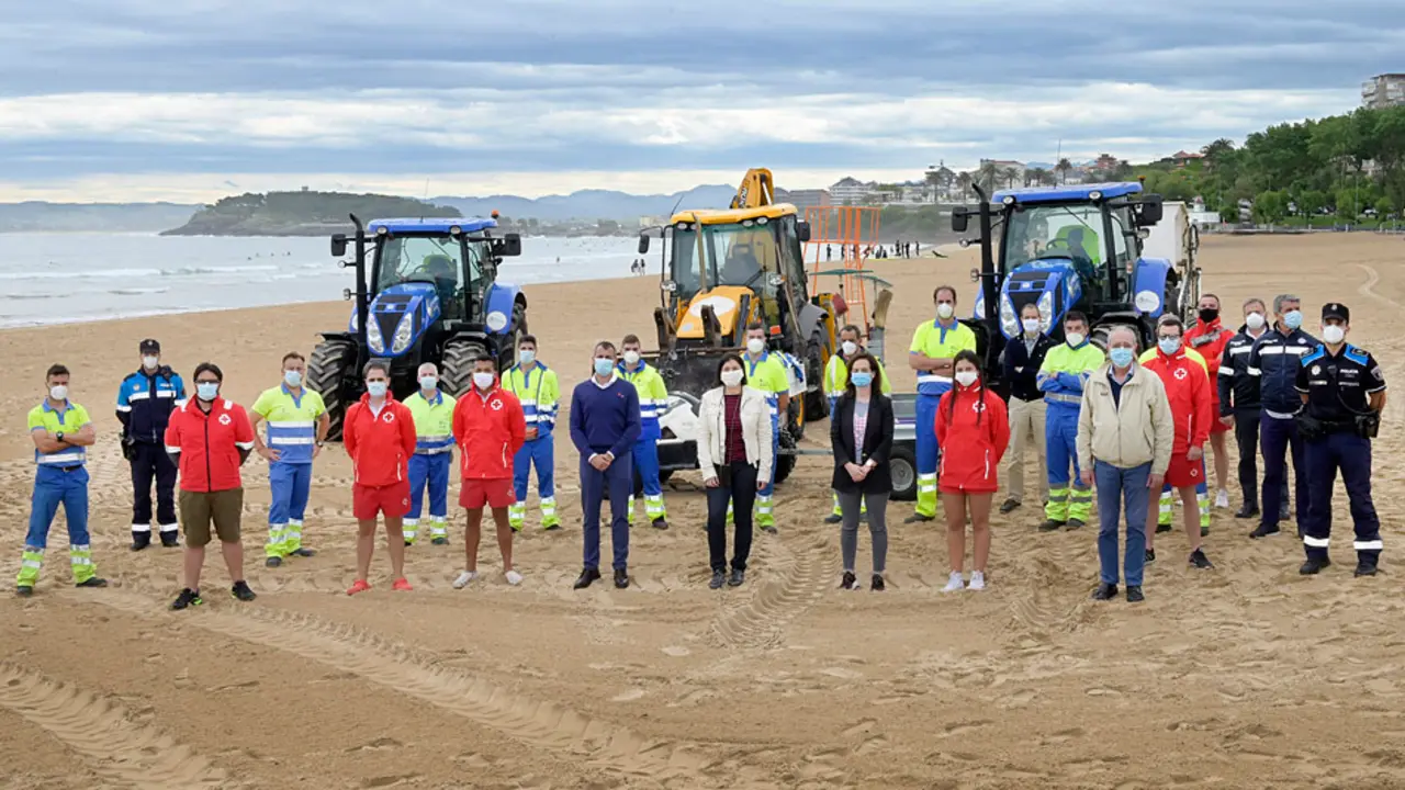 Las autoridades junto con el personal que va a hacer posible ese control en las playas de Santander. / ALERTA